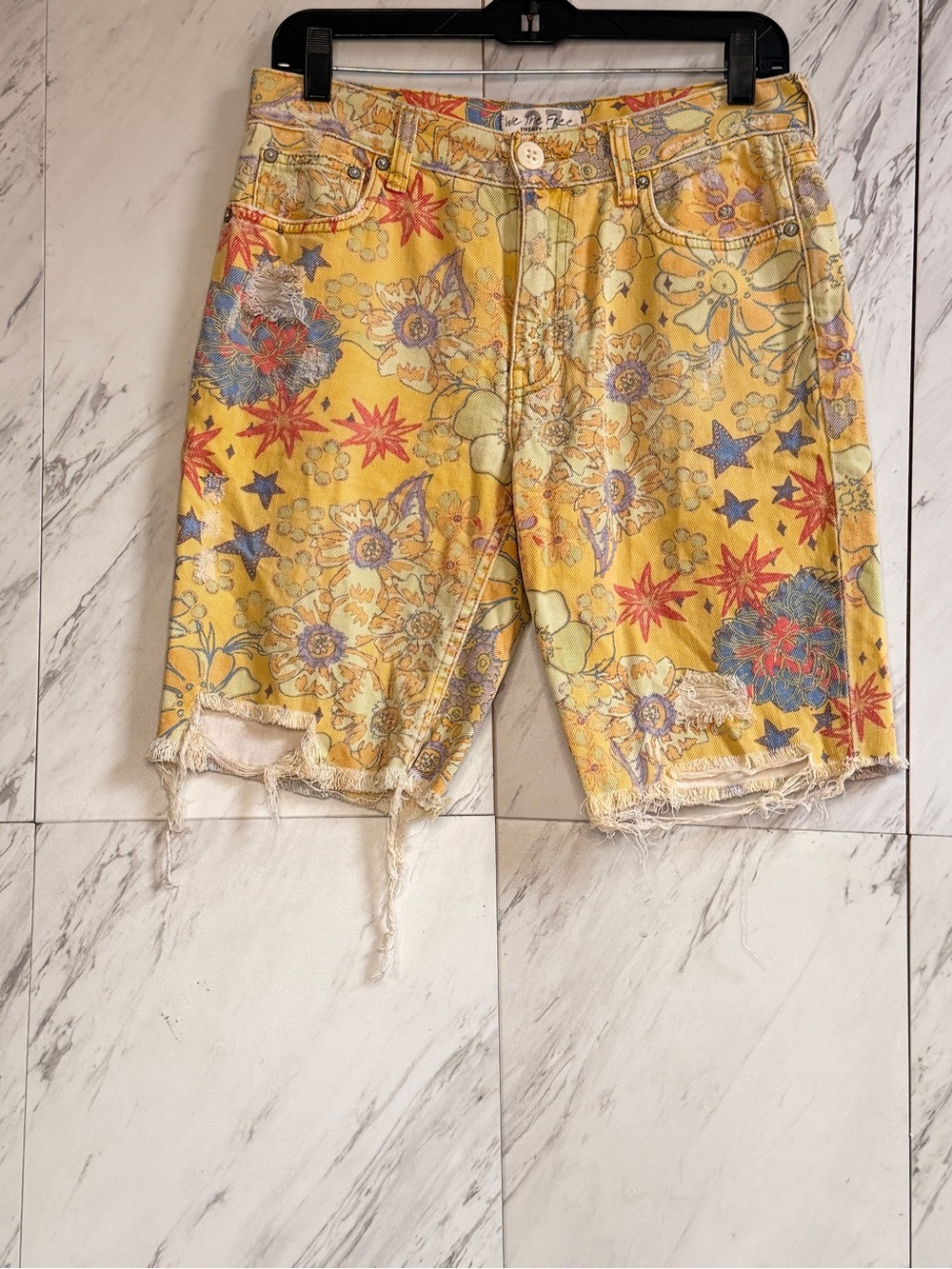 Free People We The Free Alani Printed Cutoff Yellow Floral Bermuda Shorts SZ 27 - Picture 2 of 9